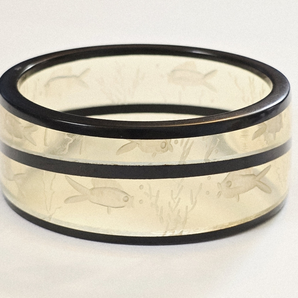 RARE Vintage Signed SHULTZ Bakelite carved lucite fish bangle bracelet